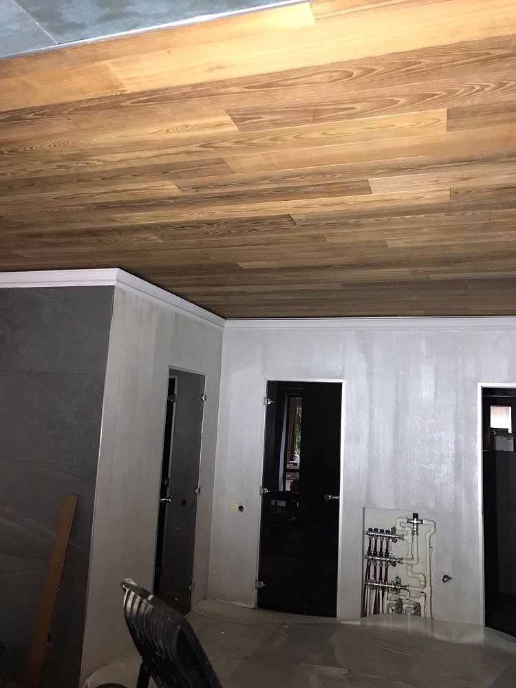 Отделка потолка и джакузи доской из термоясеня